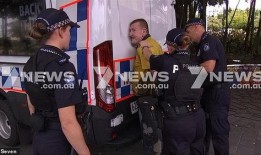 新闻爆料袭警视频大全,警民冲突瞬间再现